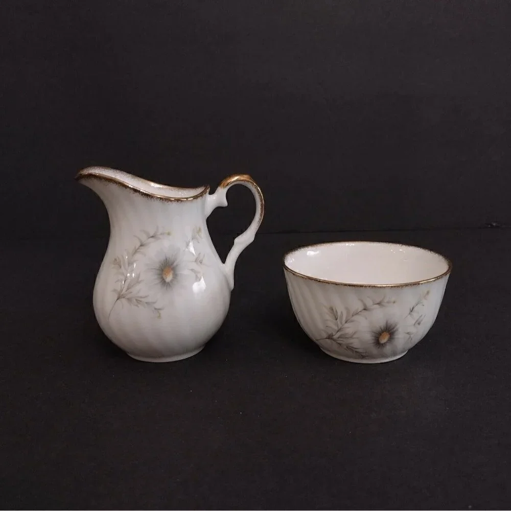 Elizabethan England Fine Bone China Cream & Sugar Set Bowl Pitcher White Daisies